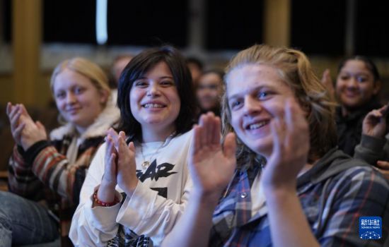 1月30日，在美國華盛頓州塔科馬市林肯中學，將于3月啟程赴華交流的林肯中學12年級學生蒙特塞拉特·羅梅羅-羅查（中）參加美國中學生赴華交流歡送儀式。新華社記者 吳曉凌 攝