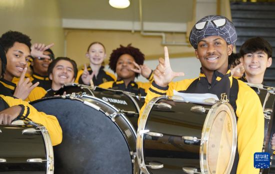 1月30日，在美國華盛頓州塔科馬市林肯中學，學校鼓樂隊準備在美國中學生赴華交流歡送儀式上表演。新華社記者 吳曉凌 攝