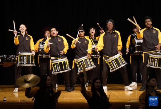 1月30日，在美國華盛頓州塔科馬市林肯中學，學校鼓樂隊在美國中學生赴華交流歡送儀式上表演。新華社記者 吳曉凌 攝