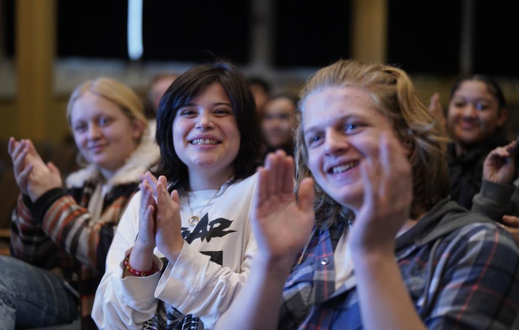 1月30日，在美國華盛頓州塔科馬市林肯中學(xué)，將于3月啟程赴華交流的林肯中學(xué)12年級學(xué)生蒙特塞拉特·羅梅羅-羅查（中）參加美國中學(xué)生赴華交流歡送儀式。新華社記者 吳曉凌 攝