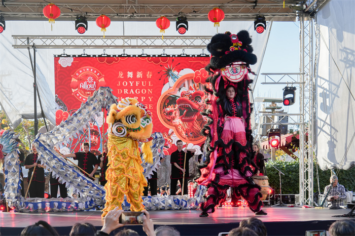 中國駐希臘大使館大使肖軍正與希方嘉賓為舞龍點睛。     希臘小朋友進行舞龍舞獅表演?！吨邢r報》供圖