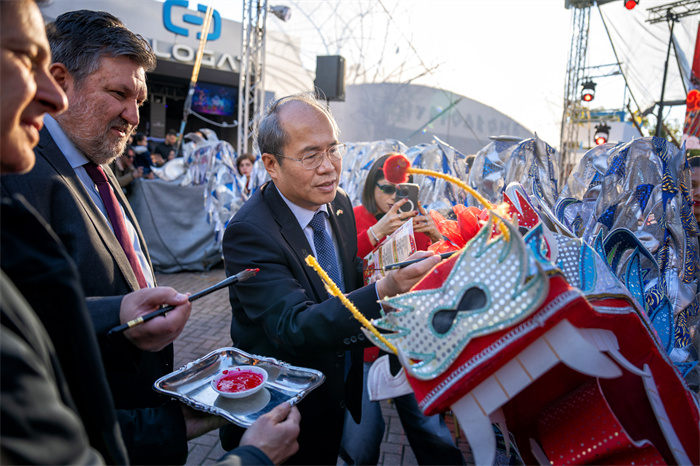 中國駐希臘大使館大使肖軍正與希方嘉賓為舞龍點睛?！吨邢r報》供圖