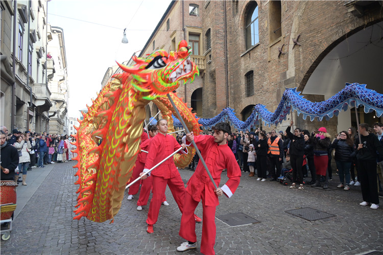 當(dāng)?shù)匚湫g(shù)學(xué)院進(jìn)行舞龍表演。張錫琪攝