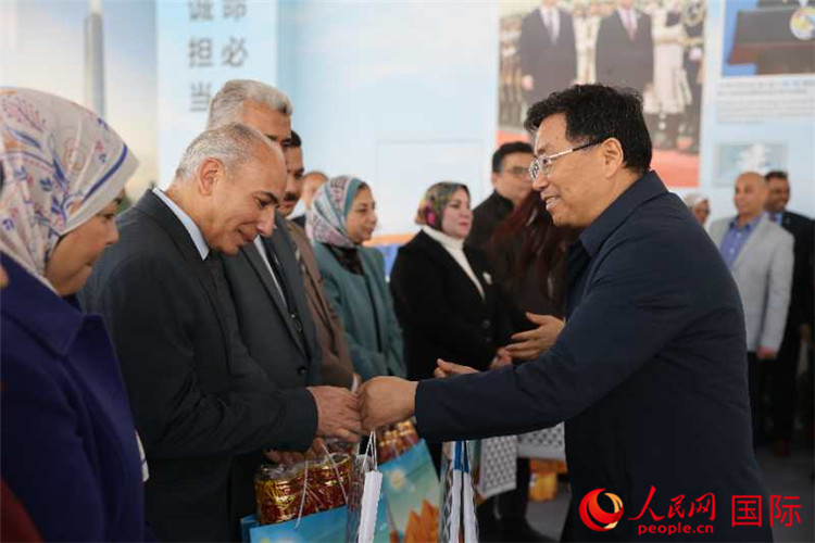 中建埃及分公司董事長常偉才為埃及師生發(fā)放新年禮包。人民網(wǎng)記者 黃培昭攝