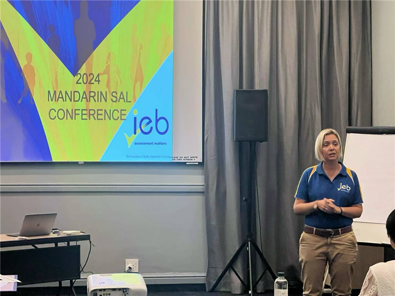 羅賓·莫瓦特女士對2023年“南非漢語高考”情況進行數(shù)據(jù)分析總結(jié)。(圖片來源:南非中國文化和國際教育交流中心孔子課堂)