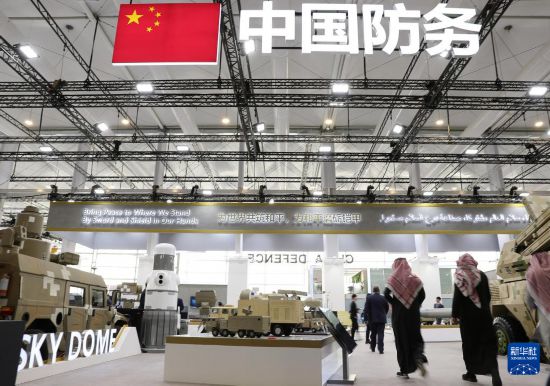 2月5日，在沙特阿拉伯利雅得，人們在中國展區(qū)參觀。新華社記者 王東震 攝