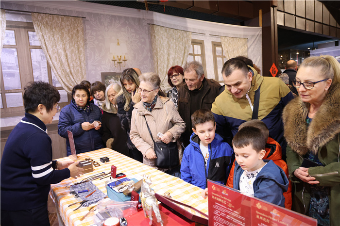 2024年“歡樂(lè)春節(jié)”《閩南風(fēng)情》文藝演出和泉州非物質(zhì)文化遺產(chǎn)展演2月6日在塞爾維亞斯梅代雷沃文化中心舉行。圖為當(dāng)?shù)孛癖婓w驗(yàn)中國(guó)非遺手工藝。 貝爾格萊德中國(guó)文化中心供圖