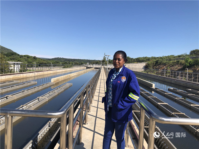 總經(jīng)理琳達在向記者介紹情況。人民網(wǎng)記者 黃培昭攝.