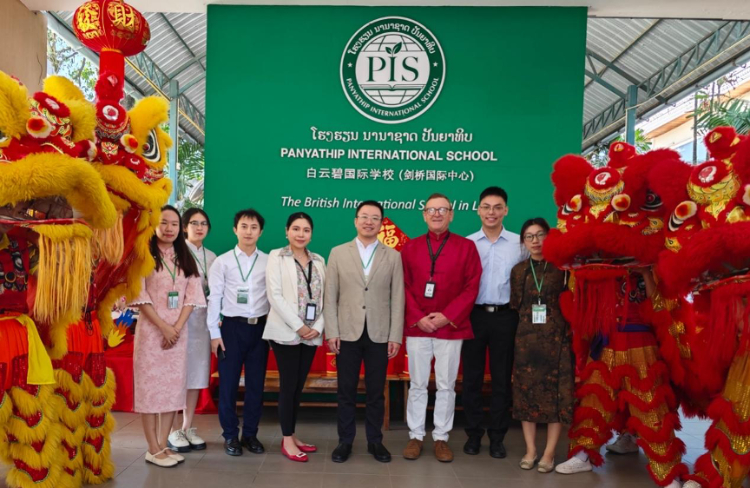 駐老撾使館臨時代辦王暢與白云碧國際學(xué)校校方、參會志愿者教師合影?；顒又鬓k方供圖