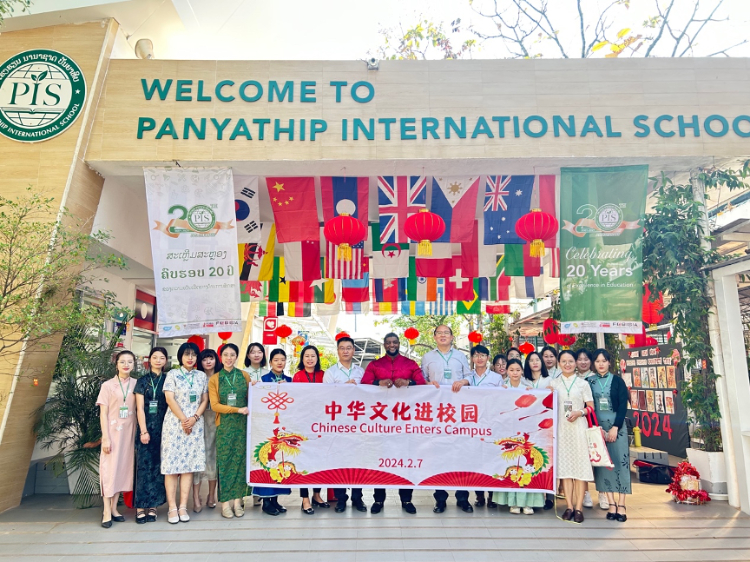 駐老撾使館政治處主任杜長青與白云碧國際學(xué)校校方、參會志愿者教師合影?；顒又鬓k方供圖