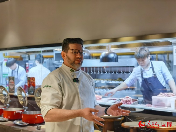 巴西主廚路易斯。人民網記者 魯揚攝