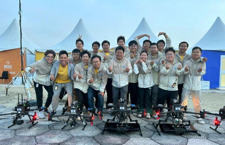 飛鷹隊部分隊員在賽后合影。北京理工大學供圖