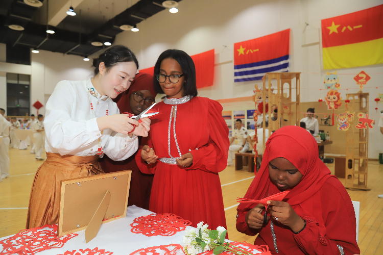 中國(guó)剪紙藝術(shù)吸引當(dāng)?shù)厝耸繀⑴c體驗(yàn)。陳錦俊攝