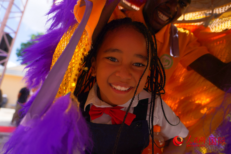 一名小朋友在與舞獅表演者互動(dòng)。人民網(wǎng)記者 黃煒鑫攝