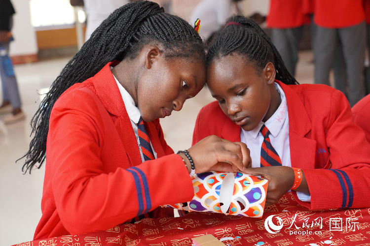 學(xué)生在手工制作紙龍。人民網(wǎng)記者 黃煒鑫攝