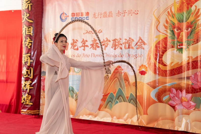 巴西藝術(shù)家表演中國(guó)舞。里約天主教大學(xué)孔子學(xué)院供圖