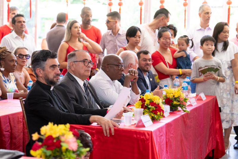 兩國(guó)民眾共同觀欣賞文藝表演。里約天主教大學(xué)孔子學(xué)院供圖