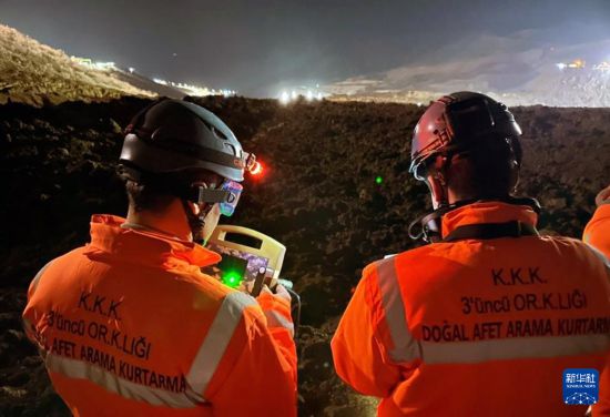 2月13日，救援人員在土耳其東部埃爾津詹省伊利奇區(qū)礦難現(xiàn)場(chǎng)工作。新華社發(fā)（穆斯塔法·卡亞攝）