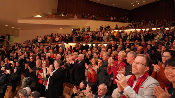 中德觀眾觀看中央民族樂(lè)團(tuán)“”天地永樂(lè)·中國(guó)節(jié)“”音樂(lè)會(huì)。中國(guó)駐德國(guó)大使館供圖