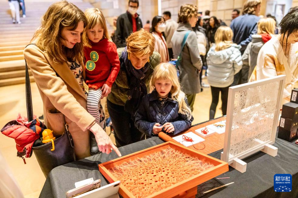 2月11日，參觀者在美國費城藝術博物館舉行的龍年迎新春活動上觀看刺繡作品。新華社發(fā)（周煥新攝）