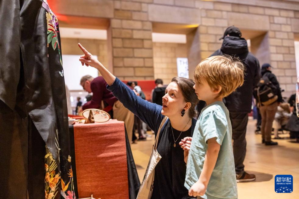 2月11日，參觀者在美國費城藝術博物館舉行的龍年迎新春活動上觀看中國傳統(tǒng)服飾。新華社發(fā)（周煥新攝）