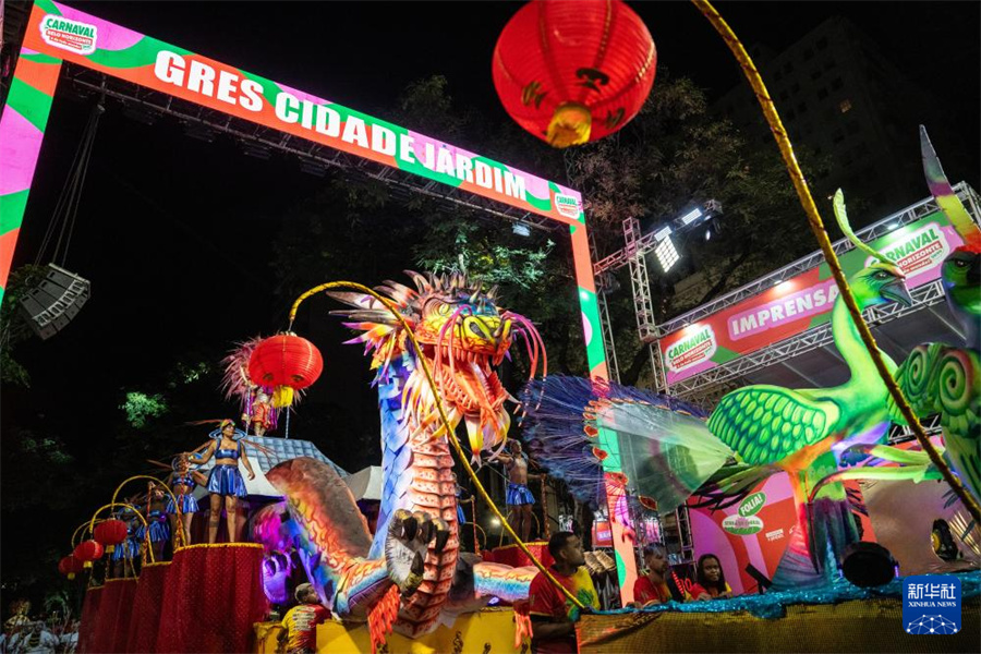 這是2月14日凌晨在巴西貝洛奧里藏特拍攝的“城市花園”舞校的花車。新華社記者 王天聰攝