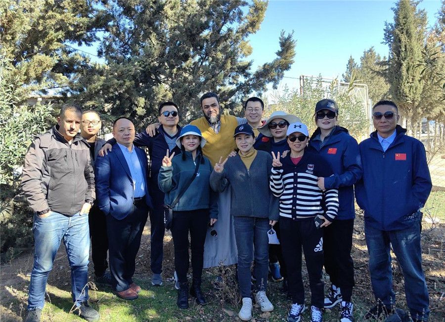 中國醫(yī)生們與穆罕默德一家人合影留念。中國第28批援阿爾及利亞醫(yī)療隊塞地夫分隊供圖