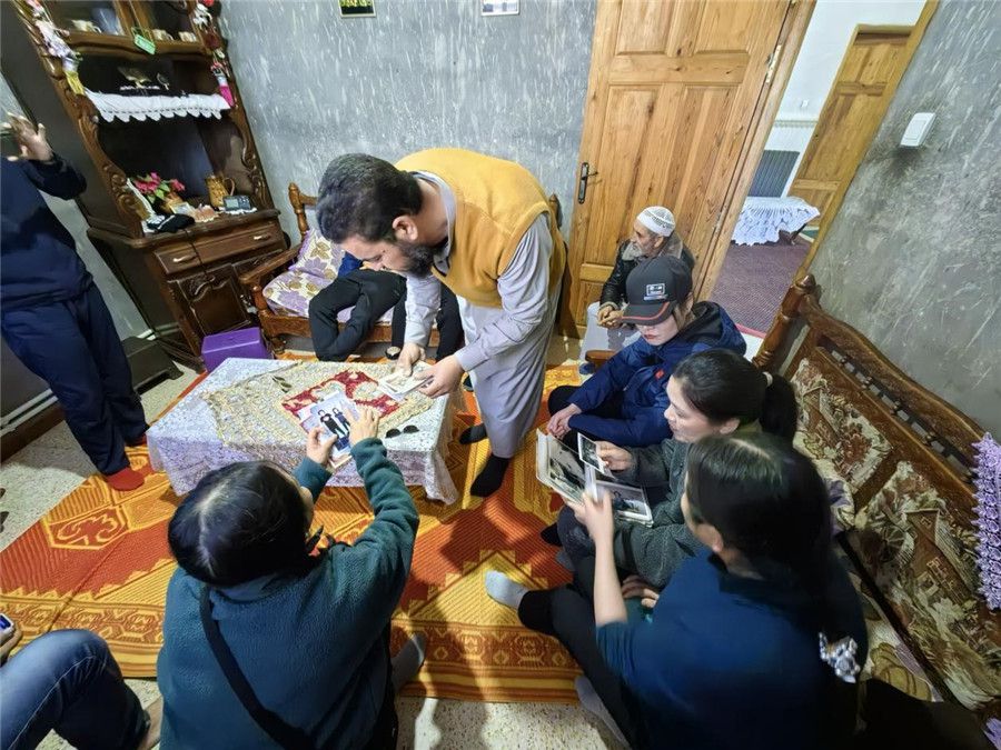 穆罕默德醫(yī)生講述與中國醫(yī)生結(jié)緣的老照片。中國第28批援阿爾及利亞醫(yī)療隊塞地夫分隊供圖