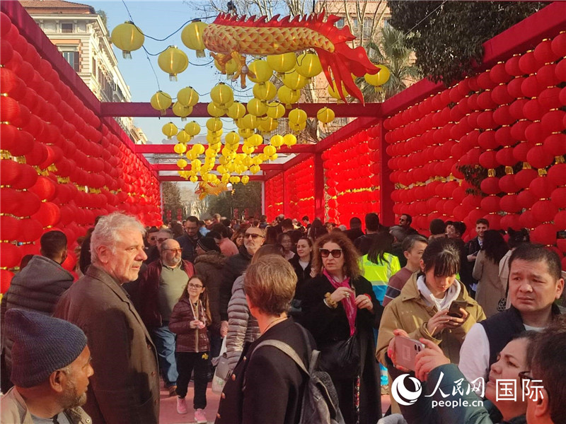 游園會(huì)入口處張燈結(jié)彩，人流如織。人民網(wǎng)記者鄭彬攝