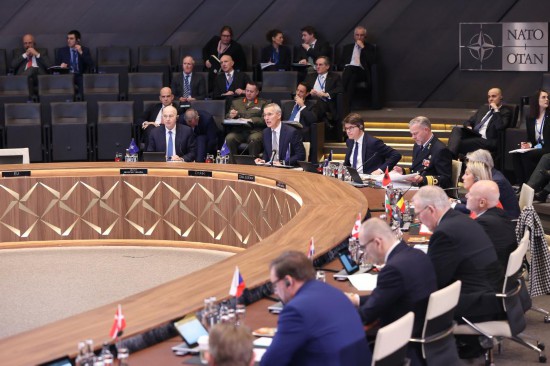 這是2月15日在比利時布魯塞爾拍攝的北約防長會現(xiàn)場。為期一天的北約成員國國防部長會議15日在比利時首都布魯塞爾結(jié)束。會議就加強北約的威懾和防御以及對烏克蘭的支持等問題展開討論。新華社記者趙丁喆攝