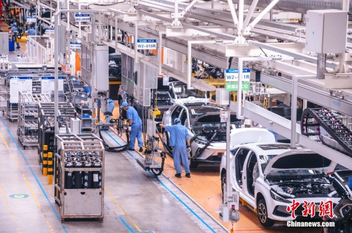 資料圖：工人在新能源汽車生產(chǎn)線上作業(yè)。李南軒 攝