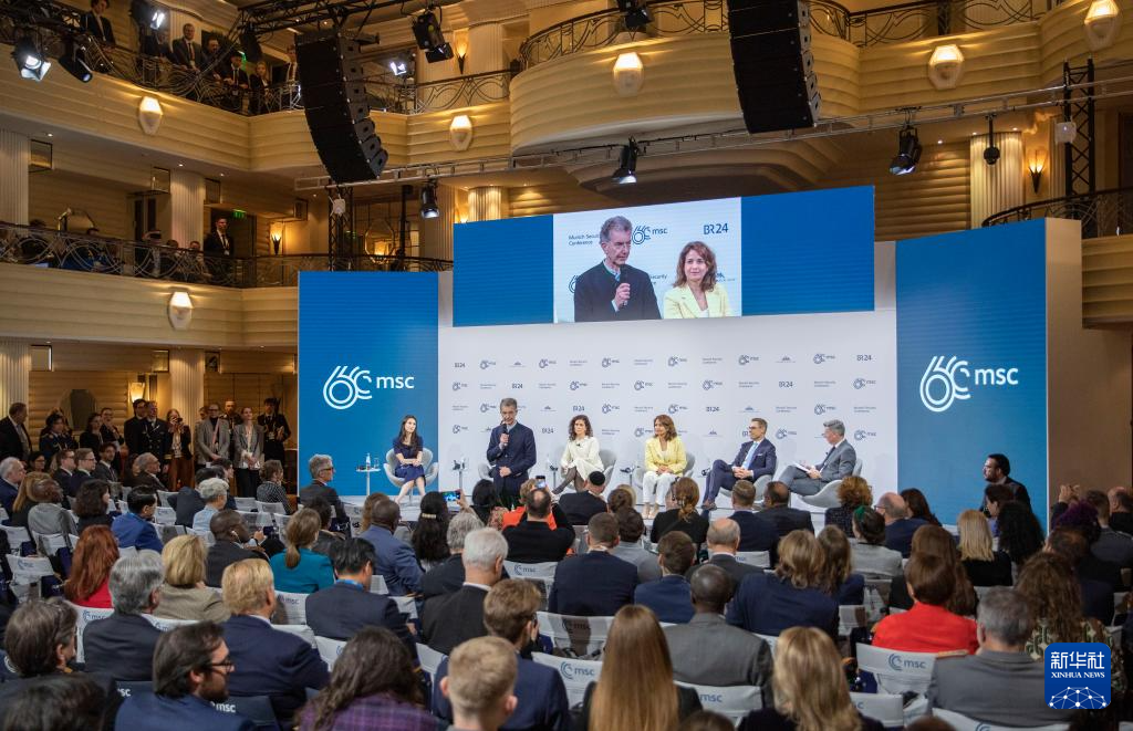 2月18日，慕安會主席克里斯托夫·霍伊斯根（中左二）在德國慕尼黑舉行的第60屆慕尼黑安全會議上發(fā)表閉幕致辭。新華社記者 張帆 攝