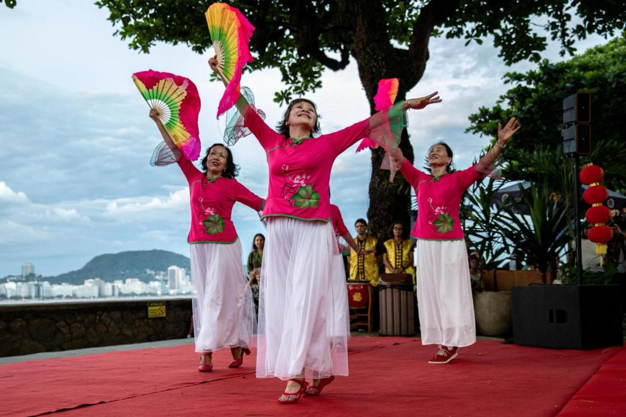 當(dāng)?shù)貢r(shí)間2月24日晚，2024年元宵節(jié)慶?；顒釉诎臀骼锛s熱內(nèi)盧市科帕卡巴納要塞舉辦。巴西山河文化促進(jìn)中心供圖