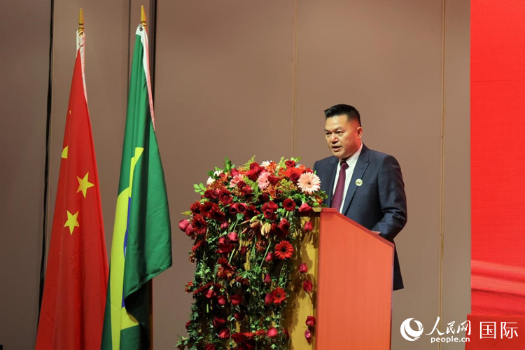 巴西和統(tǒng)會(huì)新任會(huì)長(zhǎng)張小春發(fā)表就職演講。人民網(wǎng)記者 時(shí)元皓攝