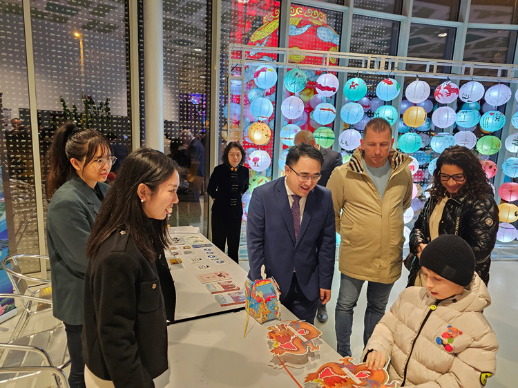 匈牙利小朋友猜燈謎。翟朝暉攝