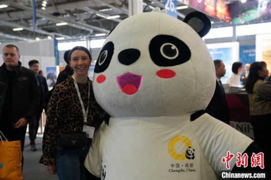 3月5日，2024年柏林國際旅游交易會(ITB)在柏林會展中心拉開帷幕。以“你好！中國”為主題的中國展區(qū)當(dāng)日亮相展會。圖為觀眾與大熊貓人偶合影。中新社記者 馬秀秀 攝