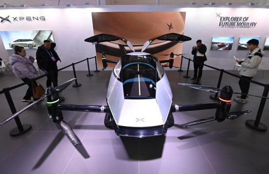 2023年12月1日，在鏈博會智能汽車鏈展區(qū)小鵬汽車展臺，參觀者觀看一臺智能飛行器。新華社記者蔡湘鑫攝
