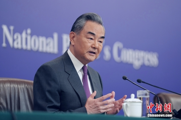 3月7日，十四屆全國(guó)人大二次會(huì)議在北京舉行記者會(huì)，中共中央政治局委員、外交部長(zhǎng)王毅就中國(guó)外交政策和對(duì)外關(guān)系相關(guān)問題回答中外記者提問。<a target='_blank' href='/'><p  align=