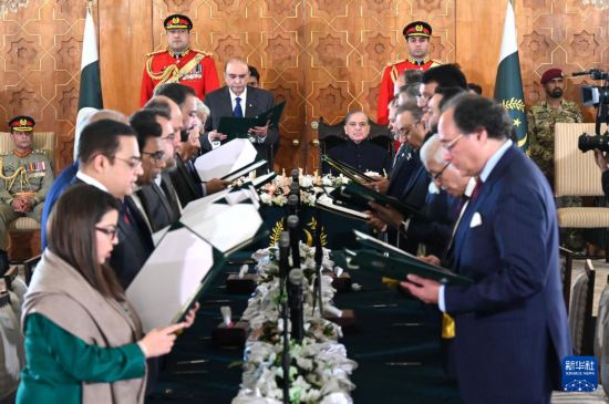   這是3月11日在巴基斯坦首都伊斯蘭堡總統(tǒng)府拍攝的內(nèi)閣宣誓就職儀式。巴基斯坦新內(nèi)閣的19名成員11日在巴總統(tǒng)扎爾達(dá)里和總理夏巴茲見(jiàn)證下，在首都伊斯蘭堡總統(tǒng)府宣誓就職。新華社發(fā)（巴基斯坦新聞與廣播部下轄媒體信息部門(mén)供圖）