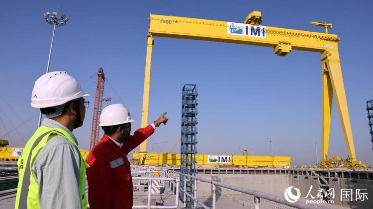 工作人員查看龍門(mén)吊情況。人民網(wǎng)記者管克江攝
