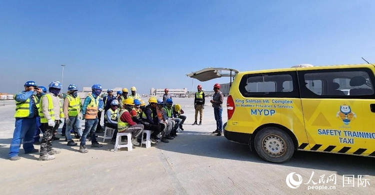 安全宣講出租車(chē)在現(xiàn)場(chǎng)播放安全視頻。人民網(wǎng)記者 管克江攝