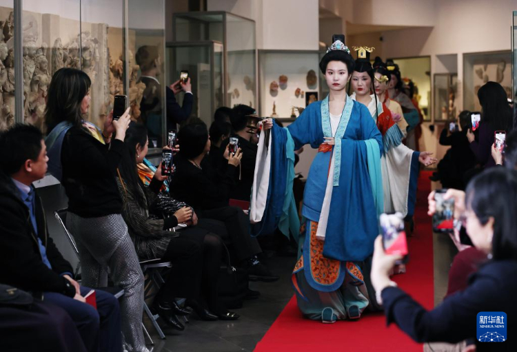3月13日，在位于法國(guó)巴黎的吉美國(guó)立亞洲藝術(shù)博物館，模特展示敦煌復(fù)原服飾。新華社記者 高靜 攝