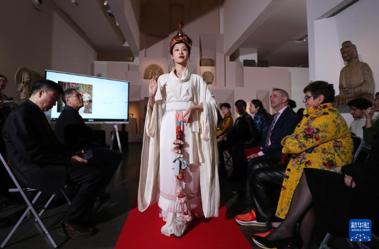 3月13日，在位于法國(guó)巴黎的吉美國(guó)立亞洲藝術(shù)博物館，模特展示敦煌復(fù)原服飾。新華社記者 高靜 攝