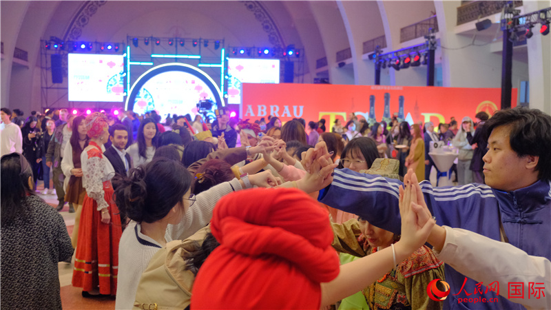 中俄觀眾在現(xiàn)場(chǎng)參與俄羅斯民俗互動(dòng)游戲。人民網(wǎng) 褚夢(mèng)琦攝