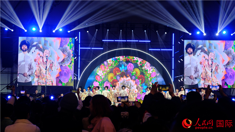 中俄觀眾欣賞俄羅斯傳統(tǒng)歌舞表演。人民網(wǎng) 褚夢(mèng)琦攝