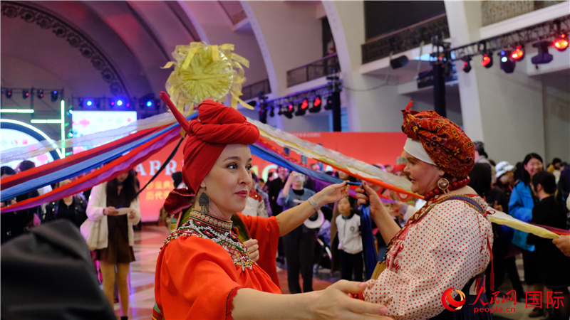 中俄觀眾在現(xiàn)場(chǎng)參與俄羅斯民俗互動(dòng)游戲。人民網(wǎng) 褚夢(mèng)琦攝