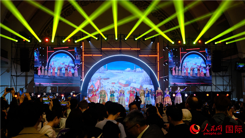 中俄觀眾欣賞俄羅斯傳統(tǒng)歌舞表演。人民網(wǎng) 褚夢(mèng)琦攝
