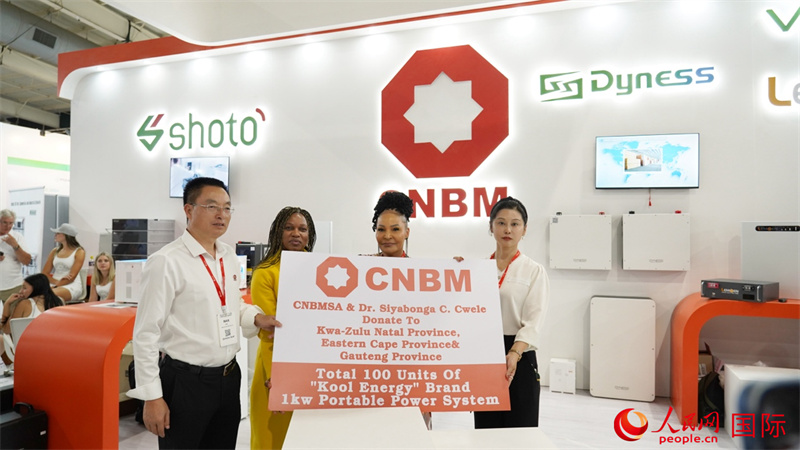18日下午，中國建材國際南非公司向夸祖魯納塔爾省、東開普省及豪登省三省的社區(qū)捐贈(zèng)100臺(tái)KOOL ENERGY移動(dòng)電源設(shè)備(UPS)。人民網(wǎng) 劉暢攝