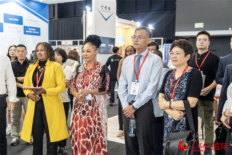 現(xiàn)場(chǎng)嘉賓參與捐贈(zèng)儀式。人民日?qǐng)?bào)非洲中心分社 希拉茲·莫林?jǐn)z