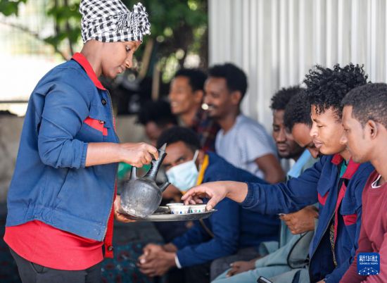 2024年2月16日，在埃塞俄比亞杜凱姆市的東方工業(yè)園，工人在工作間隙休息。 新華社記者 李亞輝 攝